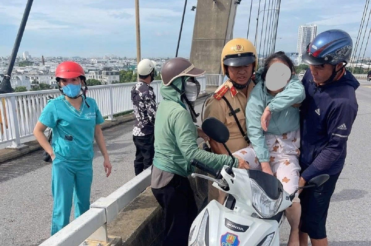 Người dân gửi thư cảm ơn hai CBCS Công an kịp thời cứu người định tự tử trên cầu Bính